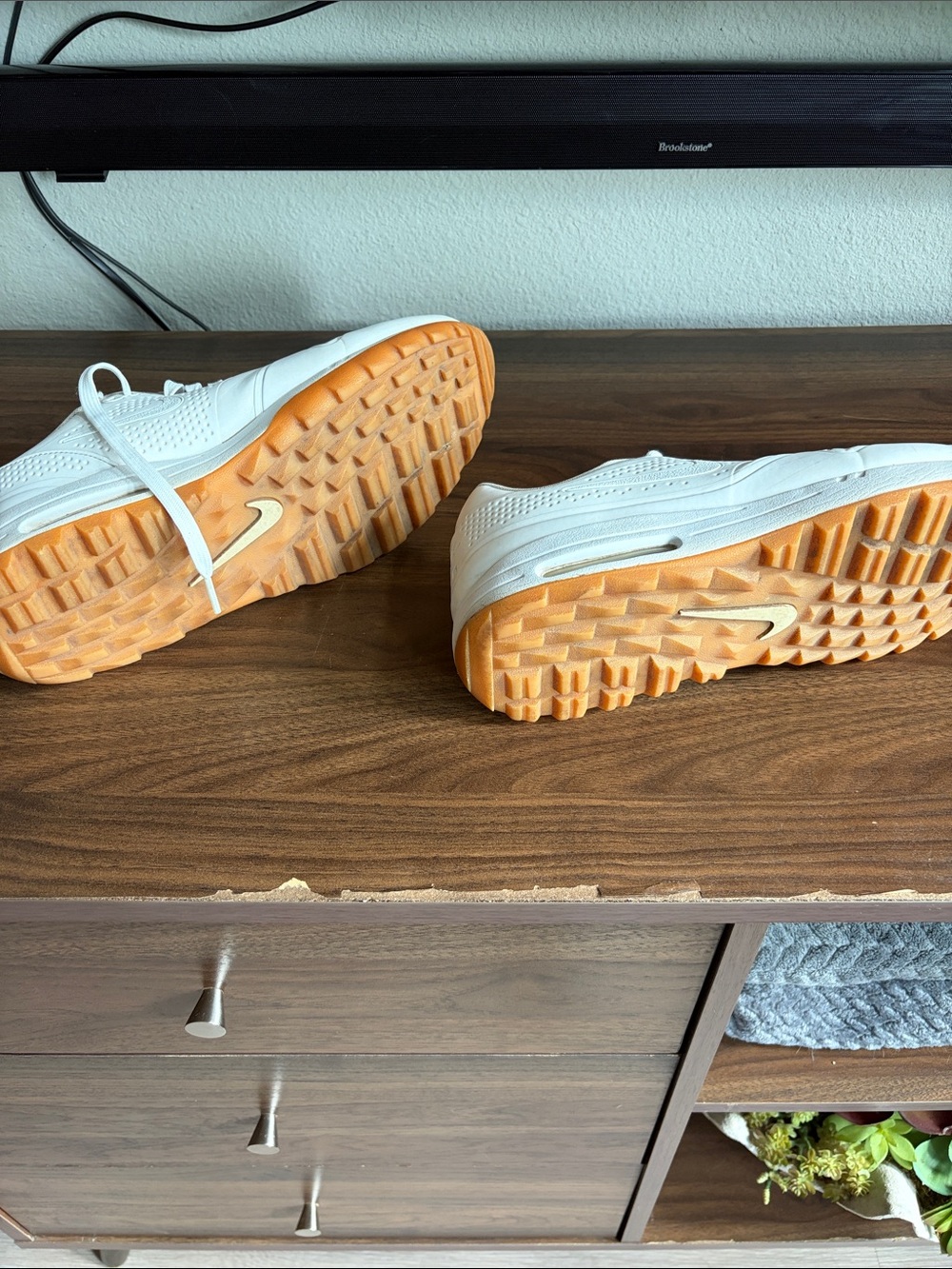 Nike Men’s White Low-Top Sneakers with gym Outsole - Picture 3 of 4